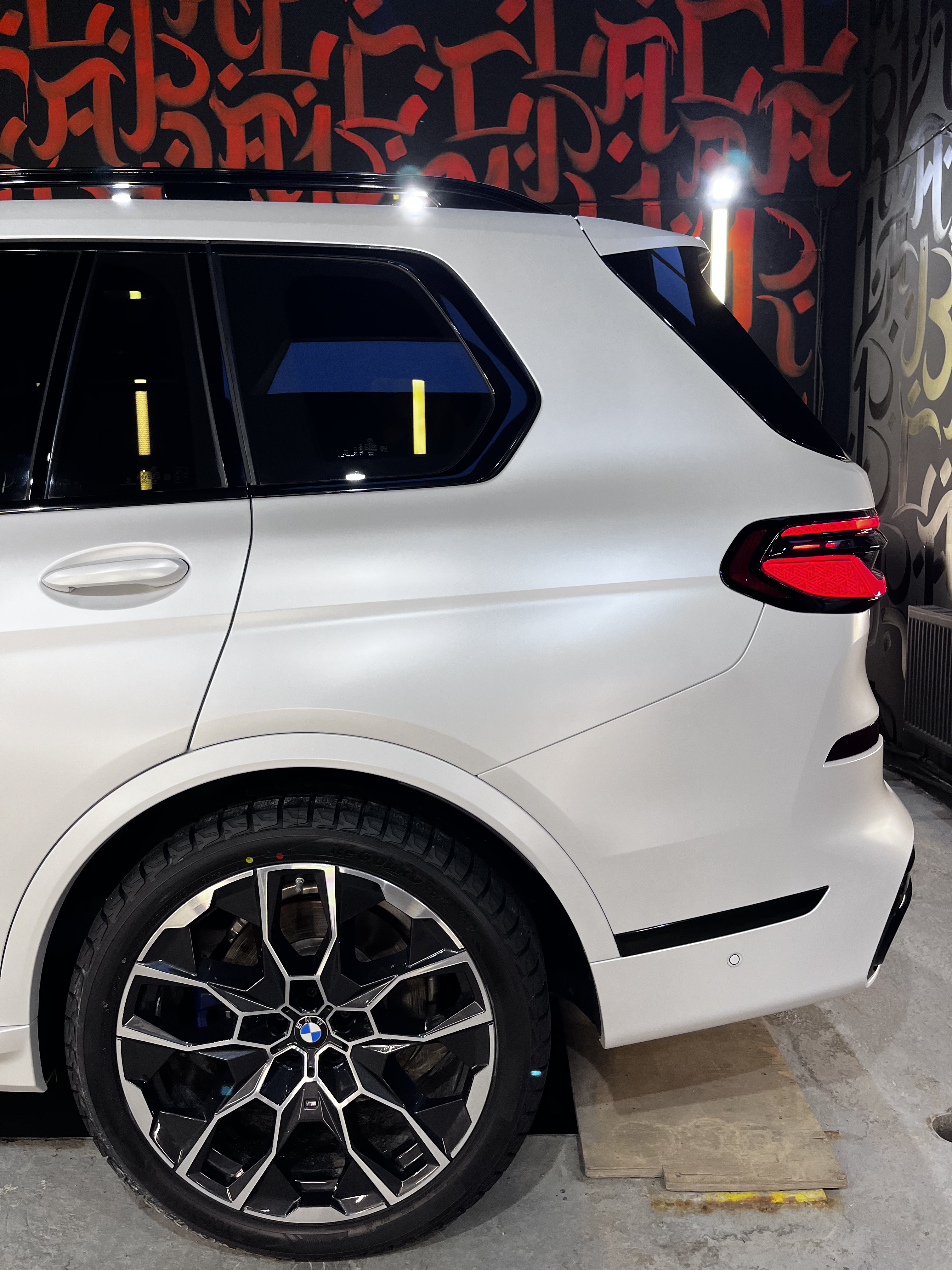 BMW X7 G07 - Полная оклейка в матовый сатин.