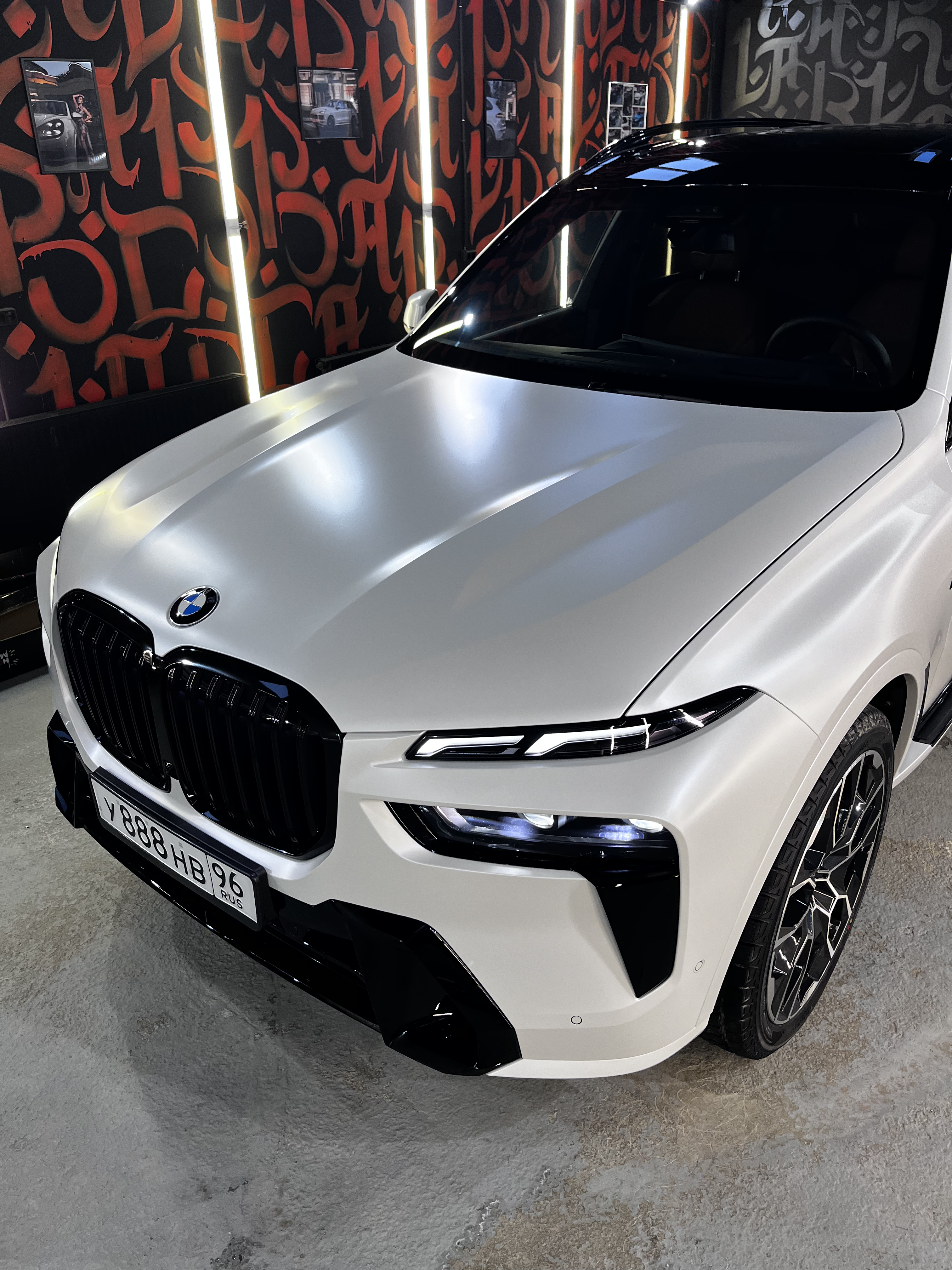 BMW X7 G07 - Полная оклейка в матовый сатин.